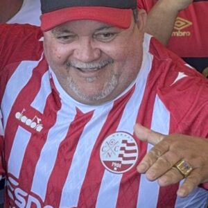 Marcone Chaveiro pagou a aposta que fez com Caio Chuva
