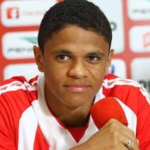 Douglas Santos, lateral esquerdo do Náutico